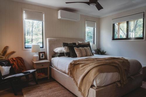 Gumtop - Luxury Farmhouse Cabin in Boonah