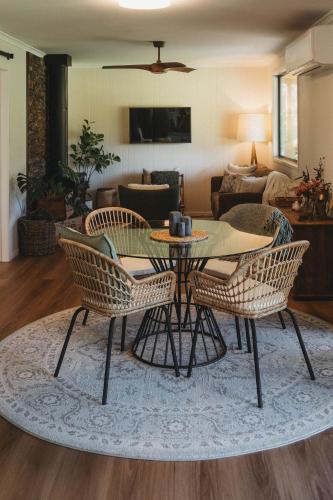 Gumtop - Luxury Farmhouse Cabin in Boonah