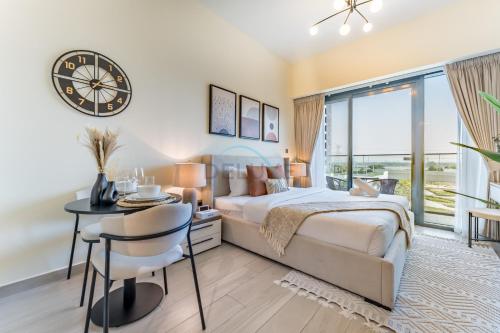 Close to Meydan Racecourse and Ras Al Khor Wildlife Sanctuary, And a Quick Drive to Downtown Dubai and the Iconic Burj Khalifa - Azizi Riviera 44, Meydan by Deluxe Holiday Homes, Dubái