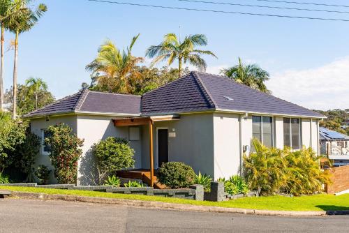 Idyllic 4-Bed Home With Alfresco Area Near Beach - image 13