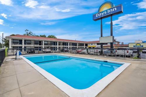 Days Inn by Wyndham Jacksonville NC - image 2