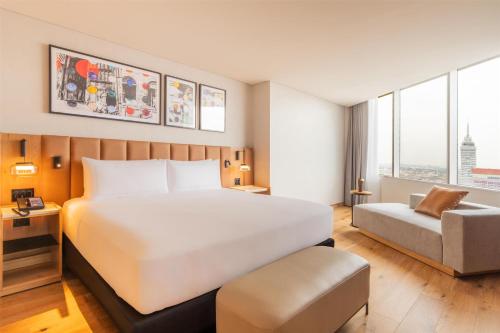 Hilton Mexico City Reforma Room Type - Business King Suite