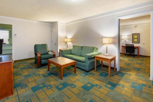 Travelodge by Wyndham Phoenix North Room Type - One-Bedroom King Suite - Non-Smoking Travelodge by Wyndham Phoenix North Room Type - One-Bedroom King Suite - Non-Smoking