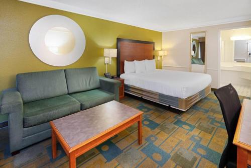 La Quinta Inn by Wyndham Phoenix North - image 11