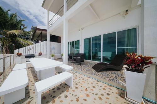 Phaladise Beach Villa    at Phala Beach, Ban Chang - 발코니/테라스