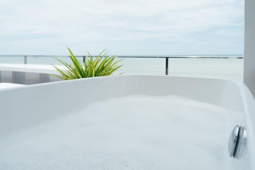 Phaladise Beach Villa    at Phala Beach, Ban Chang - 화장실