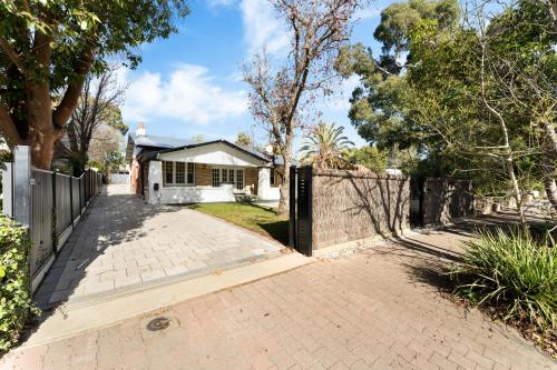Herringbone Cottage - Unique Garden Escape CBD - image 3