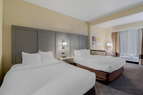 2 queen beds, 1 sofa bed