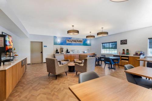 Еда и напитки, Sleep Inn in Сидар-Хилл