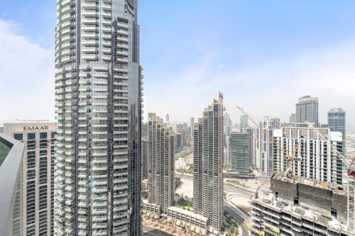 VayK - Stunning 2BR Apt with 2 Balconies in Downtown - image 8
