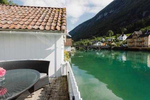 ทัศนียภาพ, Stryn - house by the river in สตริน