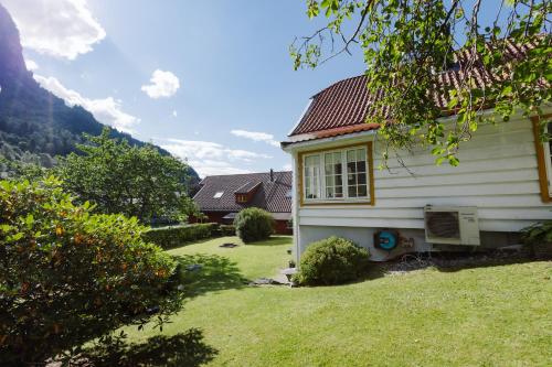ทัศนียภาพภายนอกโรงแรม, Stryn - house by the river in สตริน