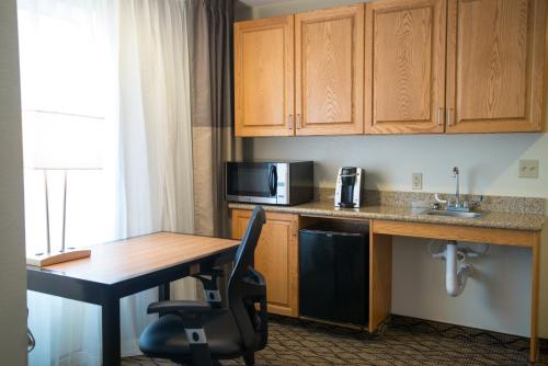 Holiday Inn Express Hotel & Suites Chanhassen, an IHG Hotel