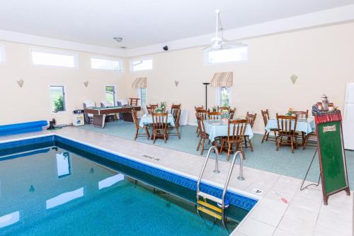 Swimming pool, Scottish Bed & Breakfast in Plymouth (IN)