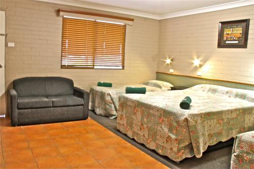 Barcaldine Country Motor Inn Ideally located in the Barcaldine area, Barcaldine Country Motor Inn promises a relaxing and wonderful visit. Both business travelers and tourists can enjoy the propertys facilities and services. Ser