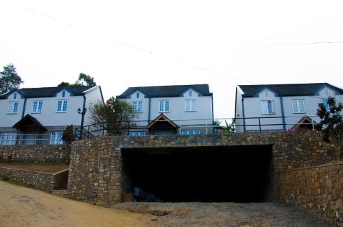 Lakeside Cottages