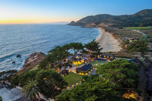 Distinguished Oceanfront Point Estate with Iconic Beach Mountain Vistas – khách sạn tại Vịnh Half Moon