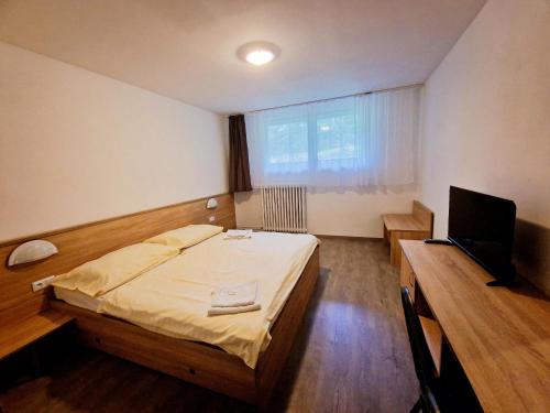 3 twin beds
