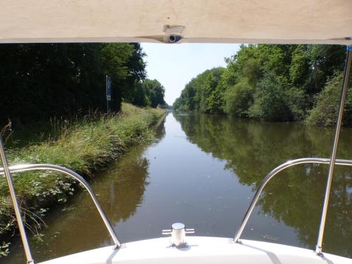 nuitée insolite aux berges d'un canal tranquille (nuitee insolite aux berges d'un canal tranquille) in Bourg-le-Comte