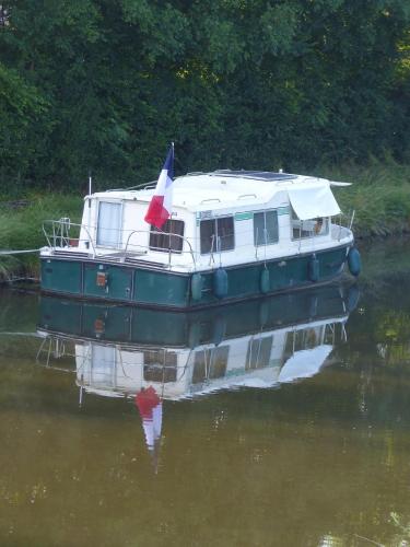 nuitée insolite aux berges d'un canal tranquille (nuitee insolite aux berges d'un canal tranquille) in Bourg-le-Comte