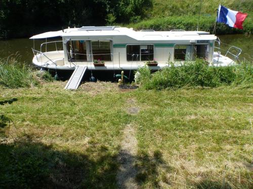 nuitée insolite aux berges d'un canal tranquille (nuitee insolite aux berges d'un canal tranquille) in Bourg-le-Comte