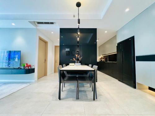 Deluxe Apartment - The Antonia Phu My Hung - image 2