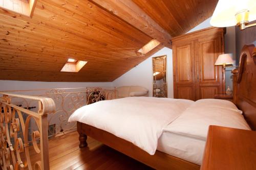 1 queen bed, 1 sofa bed