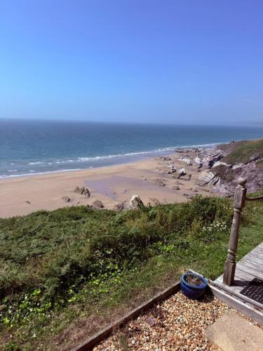 Cliff top chalet with stunning ocean views in 聖約翰