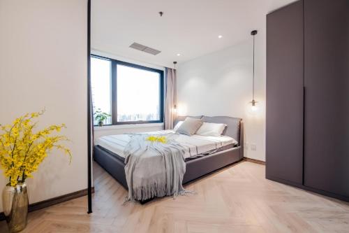 EHUB - Nanjing Road 2Bedroom with High Floor View, Shanghai (photo 2)