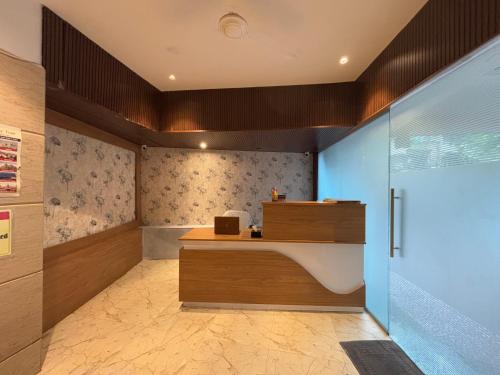 Lobby, Hotel Crystal Palace in Mumbai