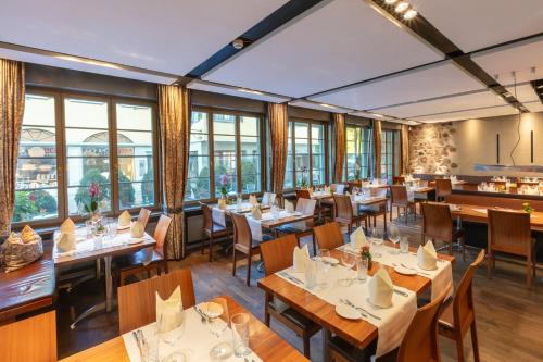 餐廳, Hotel und Restaurant zum goldenen Kopf in 比拉赫