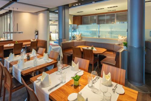 餐廳, Hotel und Restaurant zum goldenen Kopf in 比拉赫