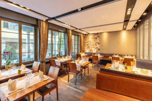 餐廳, Hotel und Restaurant zum goldenen Kopf in 比拉赫