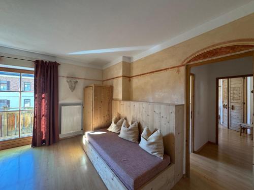 1 queen bed, 1 sofa bed