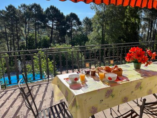 شرفة/ تراس, Le Chant des Pins en Cévennes (Le Chant des Pins en Cevennes) in Le Collet De Deze