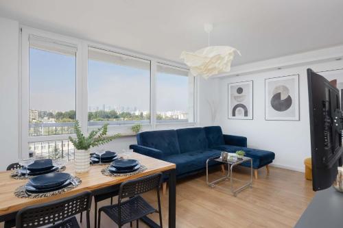 Luxurious Apartment in Warsaw with Beautiful City View and Air Conditioning by Noclegi Renters, Varsovia