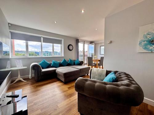 Modern 2 Bedroom Apartment With River Views Modern 2 Bedroom Apartment With River Views