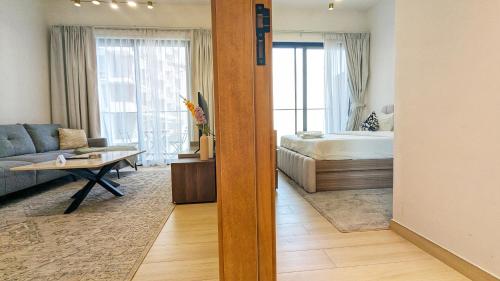 Modern Luxury Fully Furnished 1BH Apartment in Binghatt Heights JVC - Easy Access to JBR, Circle Mall & Dubai Hills Mall, Dubai (photo 3)
