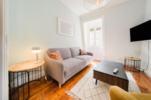 Bright 3BR Steps from National Pantheon | By Airnest, Лиссабон