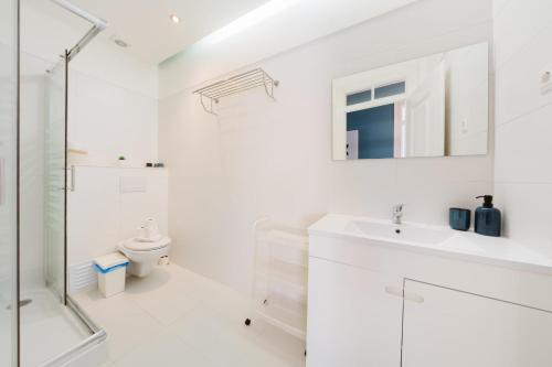Bright 3BR Steps from National Pantheon | By Airnest, Лиссабон (фото 7)