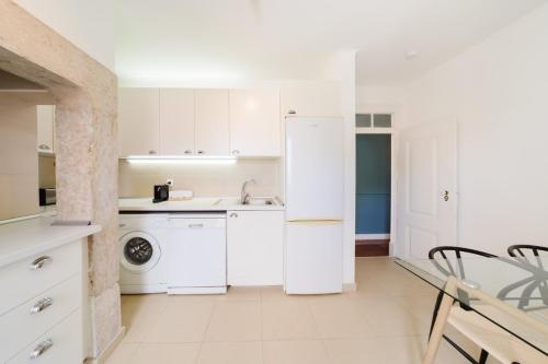 Bright 3BR Steps from National Pantheon | By Airnest, Лиссабон (фото 6)