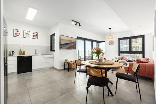 O&O Group - 3BR Skyline Retreat on the 24th Floor in Bat Yam