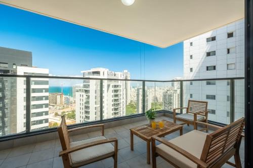 O&O Group - 3BR Skyline Retreat on the 24th Floor in Bat Yam