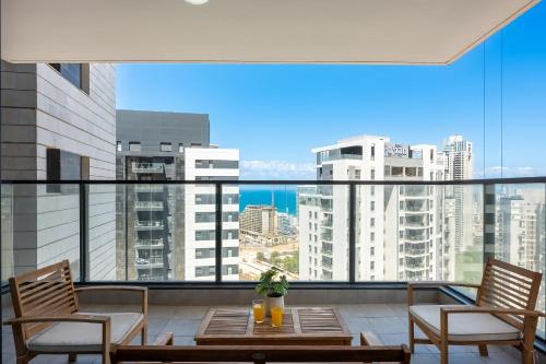 O&O Group - 3BR Skyline Retreat on the 24th Floor in Bat Yam