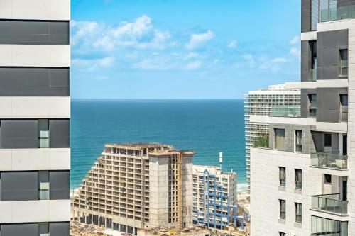 O&O Group - 3BR Skyline Retreat on the 24th Floor in Bat Yam