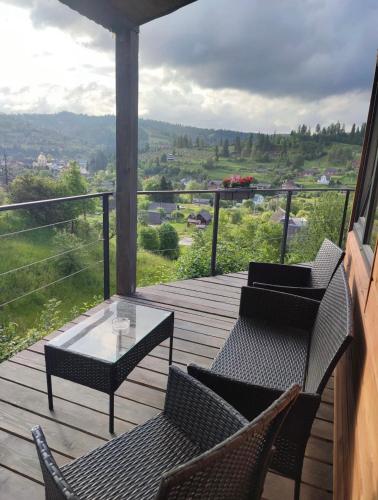 Green hills cottage in Slavs'ke