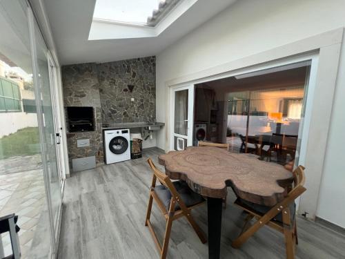 Vivenda espaçosa com jardim e churrasqueira (Vivenda espacosa com jardim e churrasqueira) in Penha Longa