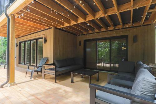 Spa & Babyfoot - Chalet BOREA in Saint-Faustin-Lac-Carré (QC)