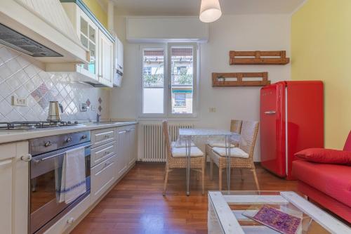 Kitchen, GuestHost - Bright Flat Sant Orsola & Villa Laura in East Bologna