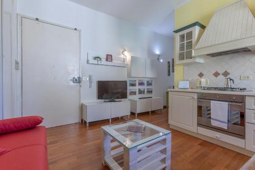 Kitchen, GuestHost - Bright Flat Sant Orsola & Villa Laura in East Bologna